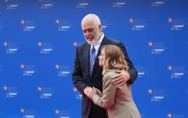 След като й падна на колене, Рама прегърна Мелони