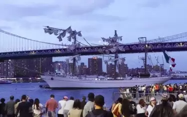 Кораб на мексиканските ВМС се удари в Бруклинския мост