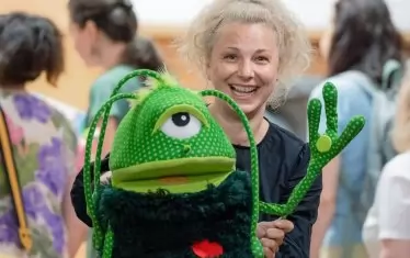  Извънземното Форти с актрисата Венцислава Асенова.