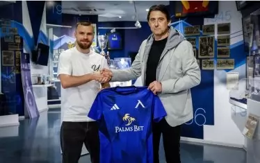 Националът Радослав Кирилов беше представен в "Левски" от изпълнителния директор Даниел Боримиров.