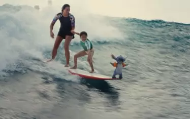  Сцената със сърфа е добавена в римейка.