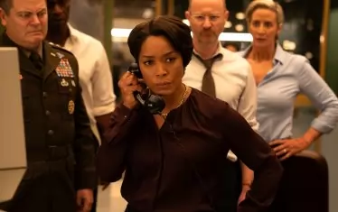  Анджела Басет като президент на САЩ