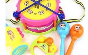 Пъстроцветните музикални инструменти изглеждат чудесен подарък. Проблемът е, че лесно се разглобяват, детето може да сложи някоя част в устата си и да се задави. 