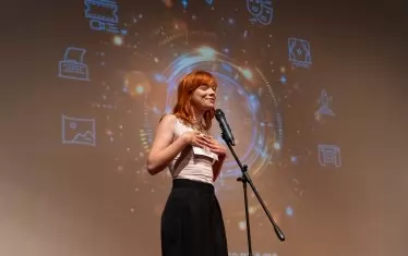  Най-награждаваната млада актриса Елеонора Иванова връчва отличие.