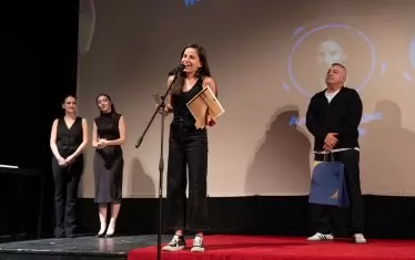  Роберт Янакиев връчи приза за най-добра актриса за драматичен театър на Александра Златева.