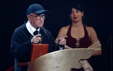 Анжела Недялкова, играла във филма му "Българска рапсодия", поднесе приза за цялостен принос на Иван Ничев.