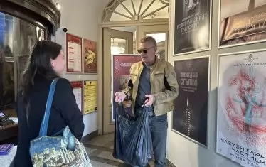 Юлиан Вергов черпи с ябълки чакащите пред касите.