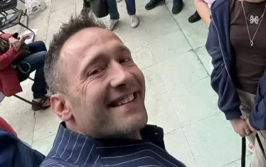 Дарин Ангелов си направи селфи с насъбралите се фенове на театъра.