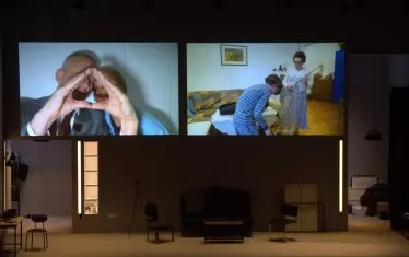 Действието ще се развива паралелно  –  на сцената и на живо в реална градска среда. 