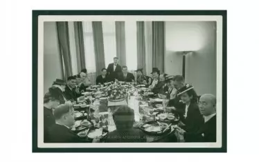 Обяд, даден на българска делегация в посолството на Япония в София – първи досег с пръчиците за суши. 1939 – 1940 г.