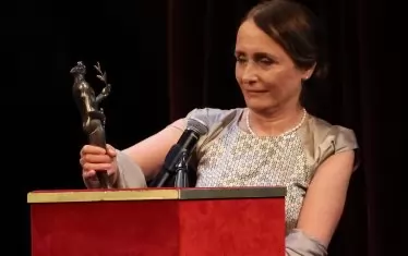 Албена Павлова със статуетката за водеща женска роля.