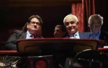 Министърът на културата Мариан Бачев и на отбраната Атанас Запрянов наблюдават церемонията.