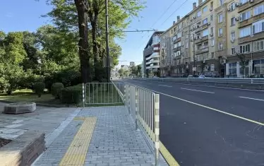 В участък от улицата тротоар няма. Вместо това е поставена ограда, за да се насочат хората към парка.