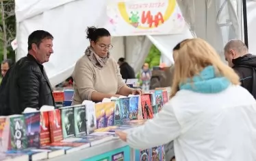  Любителите на добрата книга са пред НДК въпреки дъжда.