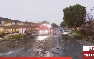 Самолет падна върху къщи в Сан Диего