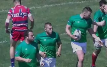 Смилко Дебренлиев (с топката) току що е отбелязал есето си в 19-ата минута на мача.