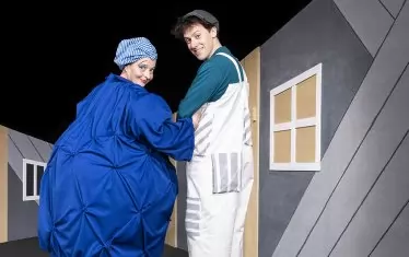  Мадам Роза и Момо са главните персонажи в пъстрия "Белвил" на Гари/Ажар.