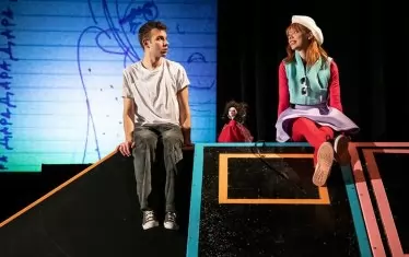  Младите звезди Елеонора Иванова и Мартин Петков в спектакъла "Феята от захарницата".