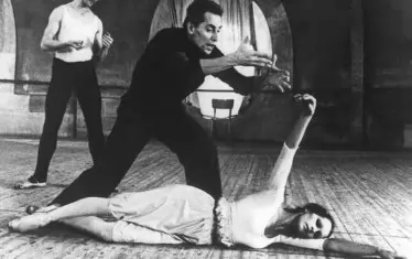  Григорович в репетиционната зала със съпругата си - известната балерина Наталия Бессмертнова (1941-2008). 