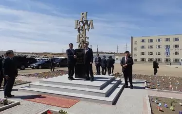 Президентите на България и Монголия Росен Плевнелиев и Цахиагийн Елбегдорж откриват Паметника на кирилицата през 2015 г.