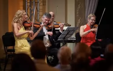 Съставът включва някои от най-добрите класически музиканти в Европа.