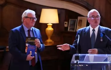 Светослав Терзиев благодари на домакина на церемонията н.пр. Жоел Мейер и му подари две книги - преведената от него "За Европа" на Робер Шуман и написаното от него академично издание "Агенционна журналистика".