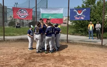 Младите таланти на "Ейнджълс" се поздравяват след победата във финала на детския турнир.