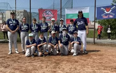 Домакините от Дупница позират с шампионските си отличия.