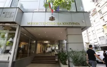 Три дами напират да управляват сценичните изкуства у нас