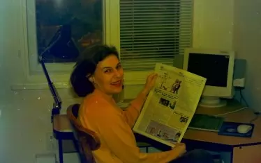 Съпругата Христина се зарадва в София от последната страница на вестник "Сега" през април 2001 г., че е отразил церемонията в Двореца на Европа. В закачливата рубрика "Суперстар" заглавието бе "С наш човек към родна Европа".