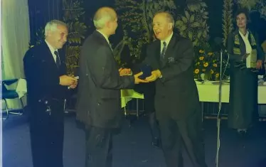 Жан Сетланже връчва медал на Фондацията "Робер Шуман" на Светослав Терзиев и на бившия президент Желю Желев (вляво). Церемонията е в Синия салон на Двореца на Европа в Страсбург през април 2001 г. по повод издаването на книгата "За Европа" на Робер Шуман. Преводът е на Светослав Терзиев, а предговорът на българското издание е от Желю Желев.
