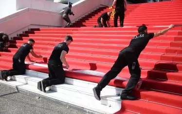  Момент от монтирането на червения килим за 78-ото издание на фестивала през май.