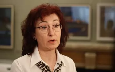 Анелия Николаева сяда на стола на Яра Бубнова