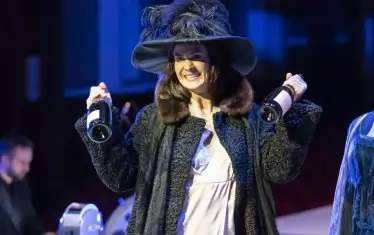 Певицата и актриса изгражда екстремен и обаятелен женски образ.