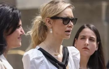 Обвинителката Кая Сокола говори пред медиите след частичната повторна присъда срещу бившия продуцент.