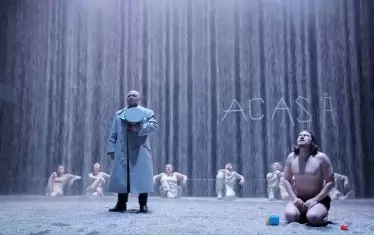 Сцена от постановката "Завръщане у дома" на театъра в Сучава.