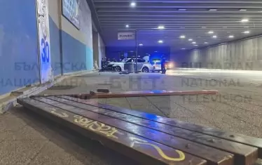 От удара пейката на спирката е изхвърчала на метри от мястото си