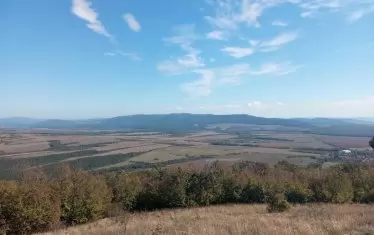  Гледката от хълма над селото.