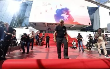  Момент от монтирането на червения килим за 78-ото издание на фестивала през май.