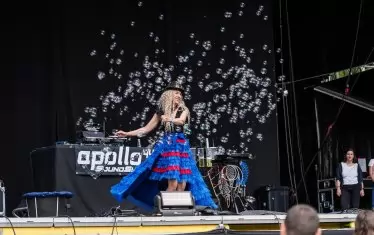 На трите сцени имаше много различни атракции, освен концертите.