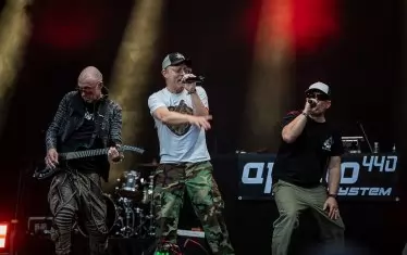 Преди това Apollo 440 излязоха на сцената в SoundSystem версия, т.е. без цялата група.