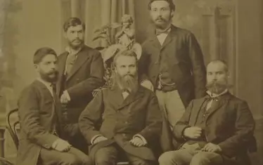 Тук Спас Вацов (прав, вляво) е в компанията на Константин Иречек (седнал, в средата), Михаил Сарафов (седнал, вляво) и др.