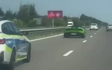 Мистериозната кола, следвана от патрулка по АМ "Тракия".