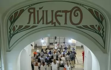 Поглед към празненството.