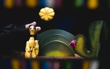 Куклите и декорите са миниатюрни, но за създаването им усилията са като за спектакъл на стандартна сцена.