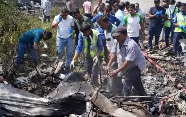 Спасителни екипи издирват ранени след катастрофата.
