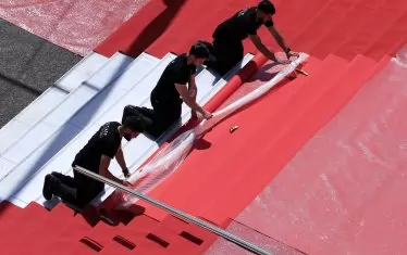  Момент от монтирането на червения килим за 78-ото издание на фестивала през май.