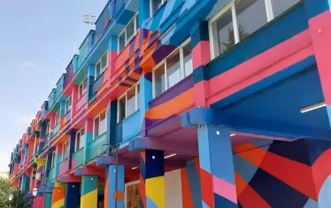 Бунт срещу цветовете връща вида на Младежки дом като Партиен