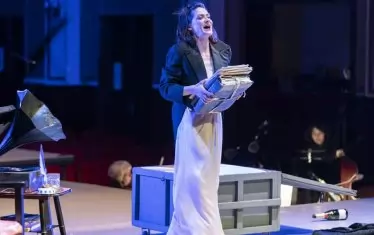 Мария Хелгат - богат глас и силно актьорско присъствие.