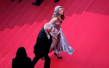  Стъпките на актрисата Анди Макдауъл са сред хилядите, оставили своя отпечатък по килима тази година.